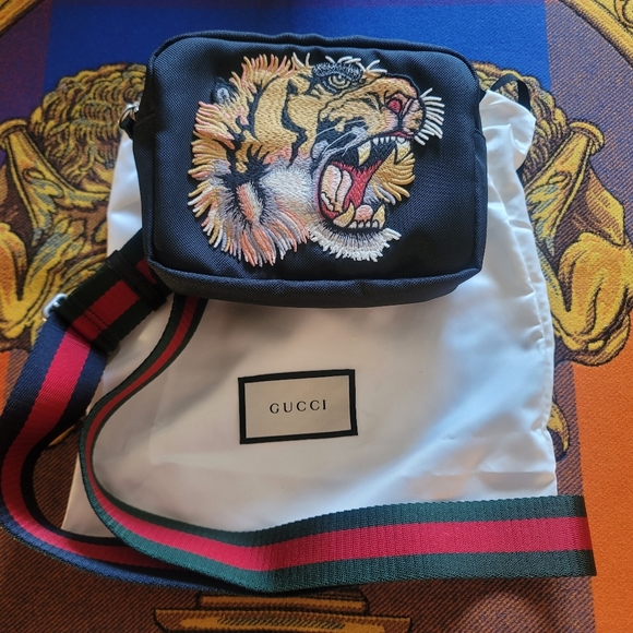 Gucci Embroidered Tiger Messenger Bag - Picture 5 of 9